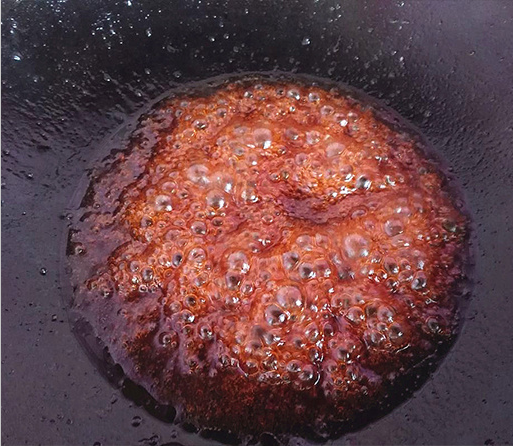 菠萝古老肉,另起锅放油,放入番茄酱、生抽、醋、白糖烧开冒泡;