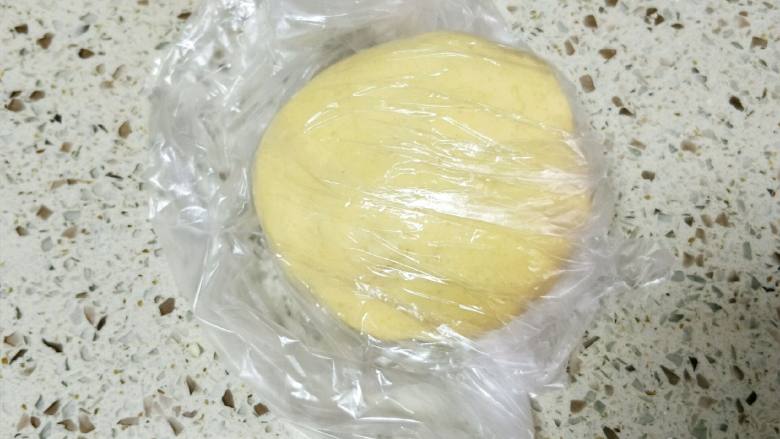 南瓜派,3. 倒入牛奶揉成团(不要过度揉),揉好的面团装入保鲜袋放冰箱冷藏20分钟