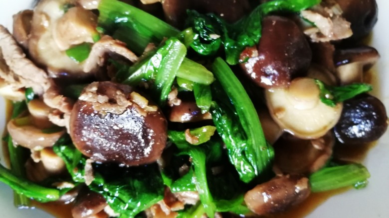 牛肉香菇油麦菜,材料放好后快速煸炒。全程用大火煸炒一会即可。炒好的牛肉香菇油麦菜。色泽诱人,香菇软糯,配上牛肉,油麦菜,味道好极了。