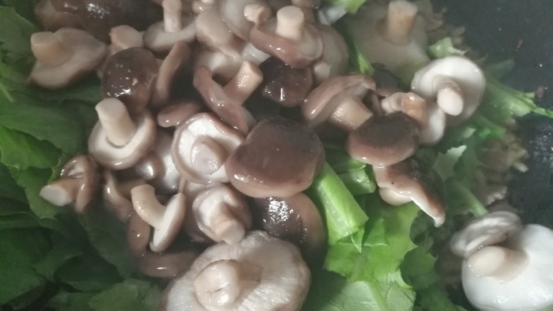 牛肉香菇油麦菜,牛肉炒熟后放入油麦菜,香菇。