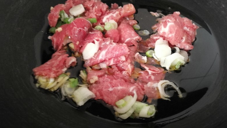牛肉香菇油麦菜,起锅热油,放入牛肉,葱姜。煸炒。