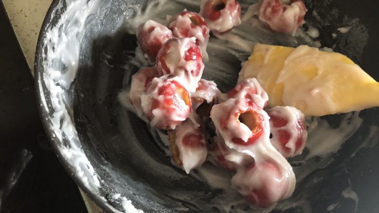 百变水果 冬季小零嘴,消食又开胃——山楂雪球,加入山楂,一直翻炒,如果有电扇或者扇子帮忙可以加快白砂糖凝结。