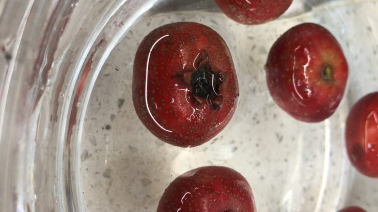 百变水果 冬季小零嘴,消食又开胃——山楂雪球,加入少量食盐清洗