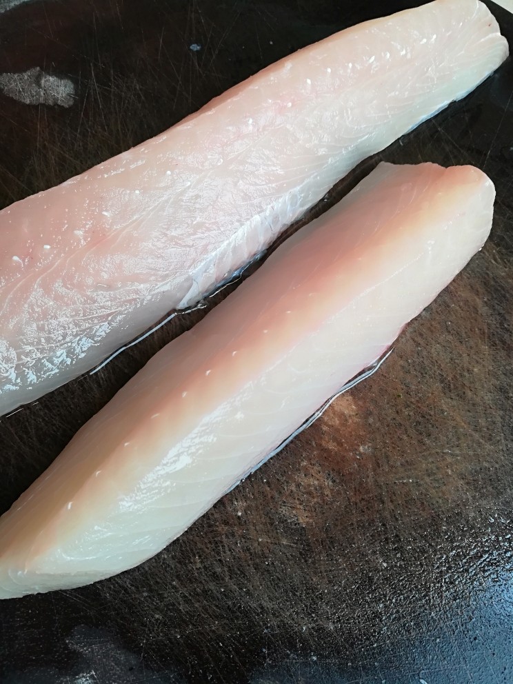 酸菜鱼,<a style='color:red;display:inline-block;' href='/shicai/ 401'>鱼</a>洗净 切薄片