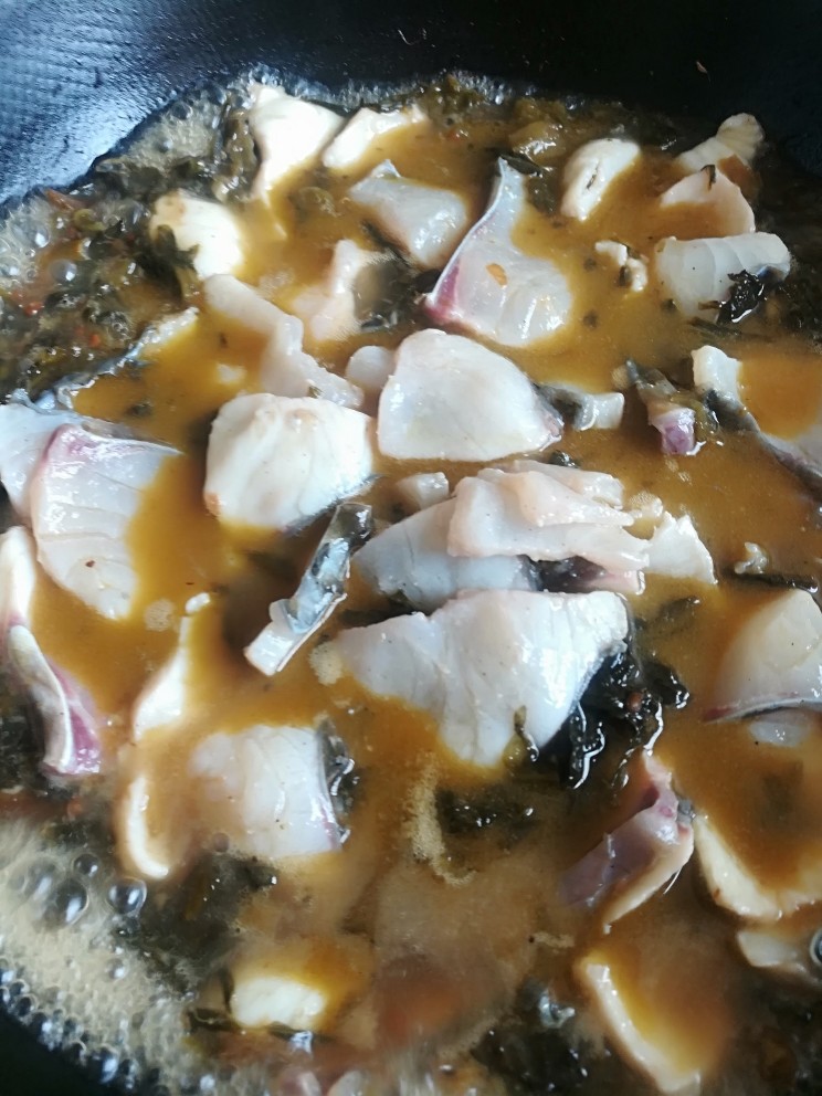酸菜鱼,煮沸后把鱼片放进去煮5分钟