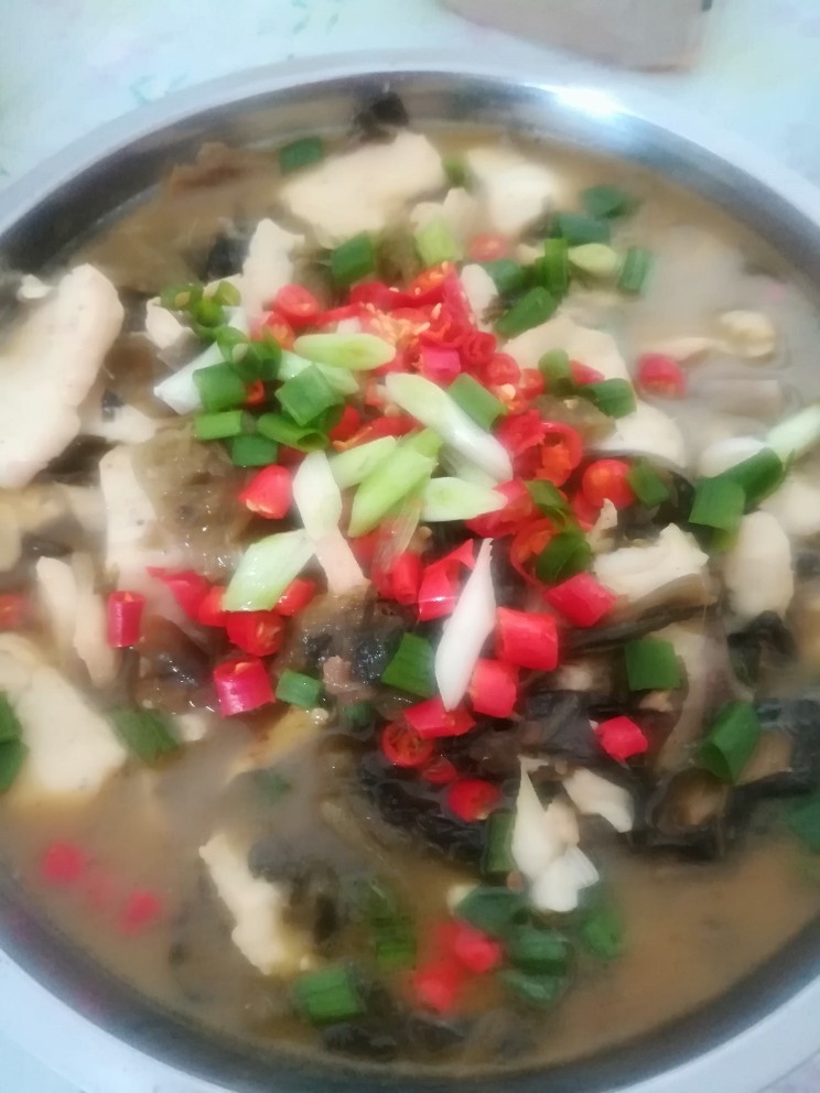 酸菜鱼,捞出装碗中 <a style='color:red;display:inline-block;' href='/shicai/ 86663'>红辣椒</a> <a style='color:red;display:inline-block;' href='/shicai/ 3250'>葱</a>头 放上面 锅中烧油 等油一热 淋上去放上<a style='color:red;display:inline-block;' href='/shicai/ 3250'>葱</a>花就可以了