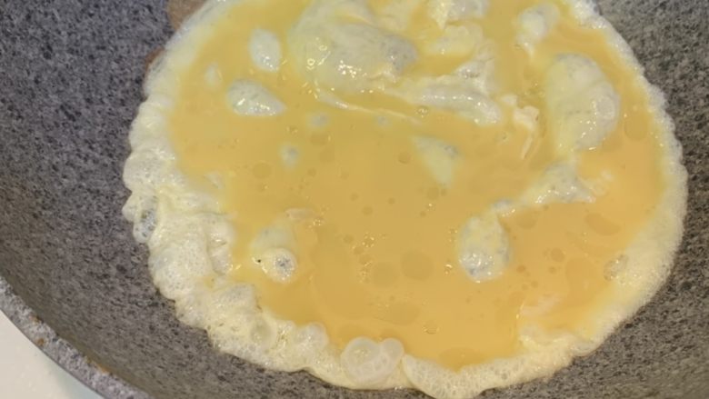 厚蛋烧芝士午餐肉三明治,冷锅热油,鸡蛋液分三次加,先倒入第一次的,中小火煎