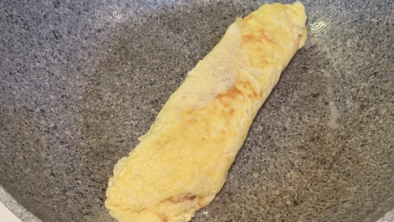 厚蛋烧芝士午餐肉三明治,再次卷起,装出来、对半切开待用