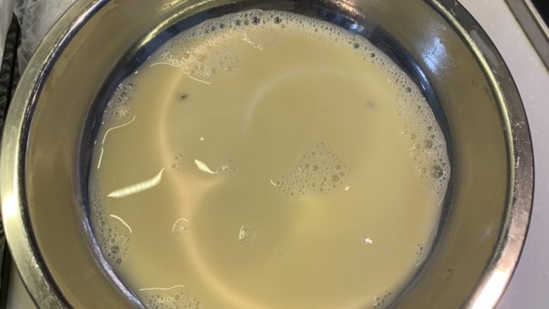 厚蛋烧芝士午餐肉三明治,倒入第三次蛋液时候,留一点在盘中待用