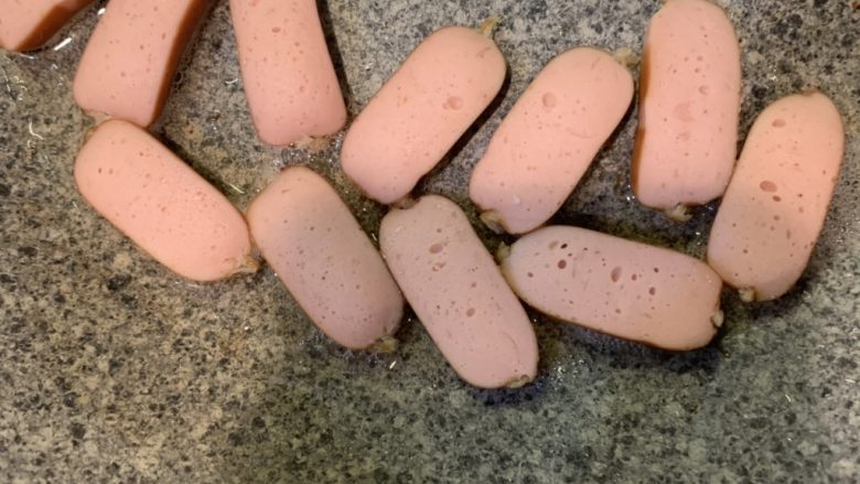 厚蛋烧芝士脆皮肠三明治,冷锅热油,煎至双面金黄,待用