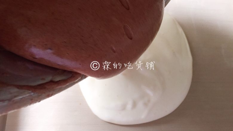 斑马纹戚风,先在模具中心倒入(用一个大勺舀也可以)一些原味的面糊,再在原味的面糊中心倒入一些可可味的