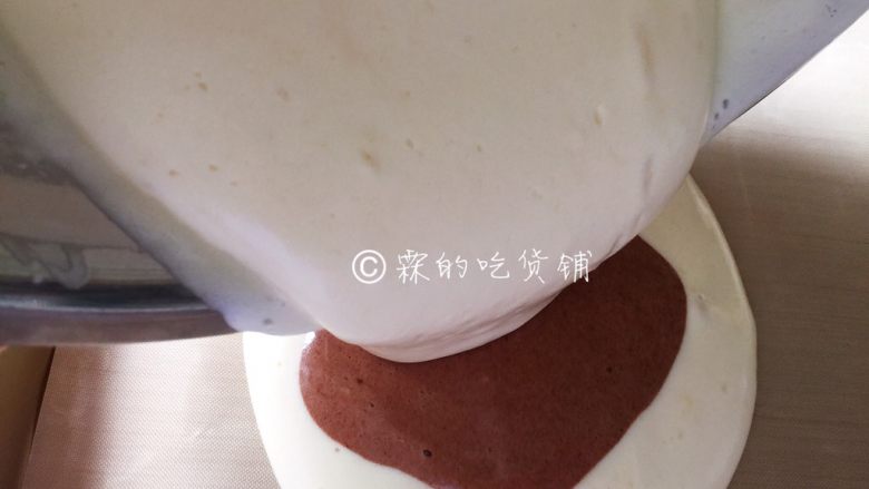 斑马纹戚风,随后再在可可味的中心倒入原味的,以此类推,直到把所有的面糊都倒入
