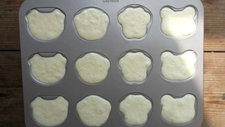 萌萌的动物小蛋糕,烘烤1分钟后,立即取出,再将原色面糊装入裱花袋依次挤入模具