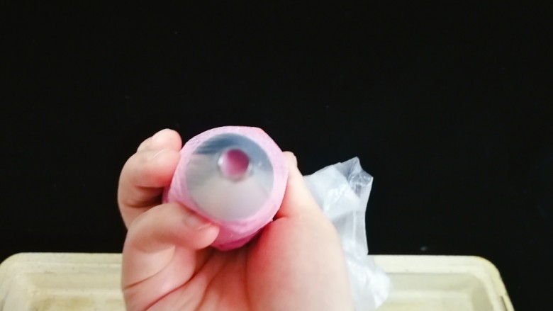 马卡龙~卡仕达酱内陷,装入裱花袋,我用的是圆形裱花嘴12号