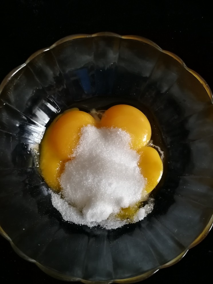 马卡龙~卡仕达酱内陷,这个时候我们就开始做卡仕达酱,蛋黄加入40克糖