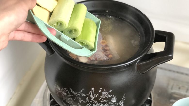 晚来天欲雪,能饮一碗无➕山药玉竹红芸豆土鸡汤,加入葱段姜片