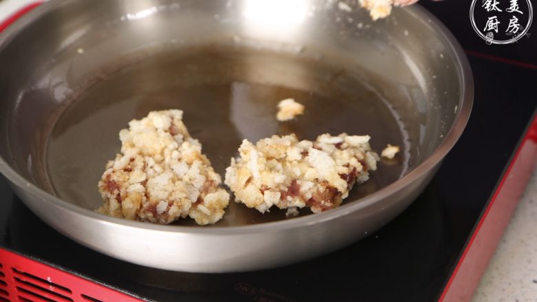 沙滩牛排的秘密 外酥内嫩大口吃肉肉~,热锅放少许油,中小火把牛肉放进锅中煎