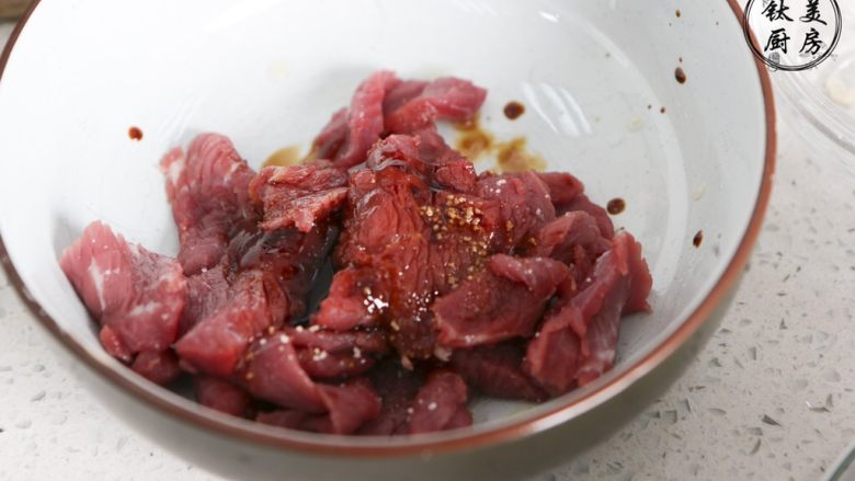 沙滩牛排的秘密 外酥内嫩大口吃肉肉~,放耗油5g，盐2g，<a style='color:red;display:inline-block;' href='/shicai/ 756'>鸡精</a>2g，<a style='color:red;display:inline-block;' href='/shicai/ 762'>老抽</a>2g，<a style='color:red;display:inline-block;' href='/shicai/ 788'>生抽</a>2g，<a style='color:red;display:inline-block;' href='/shicai/ 718'>料酒</a>3g