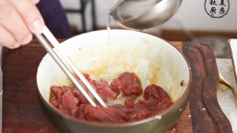 沙滩牛排的秘密 外酥内嫩大口吃肉肉~,加一点点水,不断搅拌到水分被吸收(这样牛肉在吸收了水分后会变得更嫩)