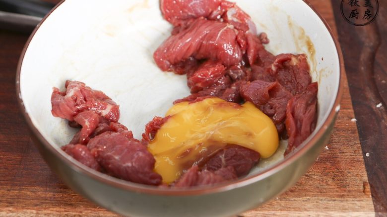 沙滩牛排的秘密 外酥内嫩大口吃肉肉~,放入一个蛋黄,拌匀调味