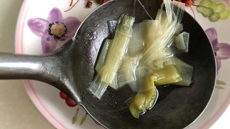 晚来天欲雪,能饮一碗无➕山药玉竹红芸豆土鸡汤,把葱白捞出来