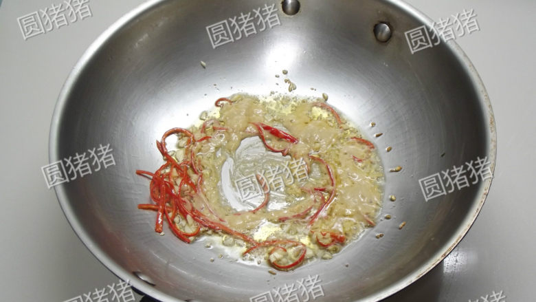 椒丝腐乳炒通菜,小火加入腐乳糊炒开，注意不要炒糊了。
