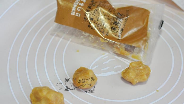红薯蛋黄饼,蛋黄馅分开,捏成团状。