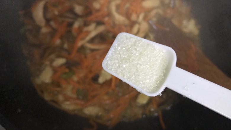 蚝油胡萝卜香菇杭椒炒鸡丝,待锅内汤汁差不多收紧,加一小勺细砂糖,翻炒均匀,即可