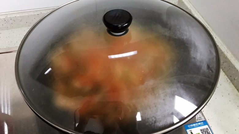 蚝油胡萝卜香菇杭椒炒鸡丝,盖上锅盖,转小火,煮两三分钟
