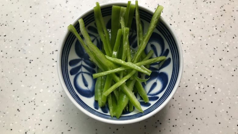 蚝油胡萝卜香菇杭椒炒鸡丝,<a style='color:red;display:inline-block;' href='/shicai/ 80'>杭椒</a>去蒂去籽,洗净之后切成丝