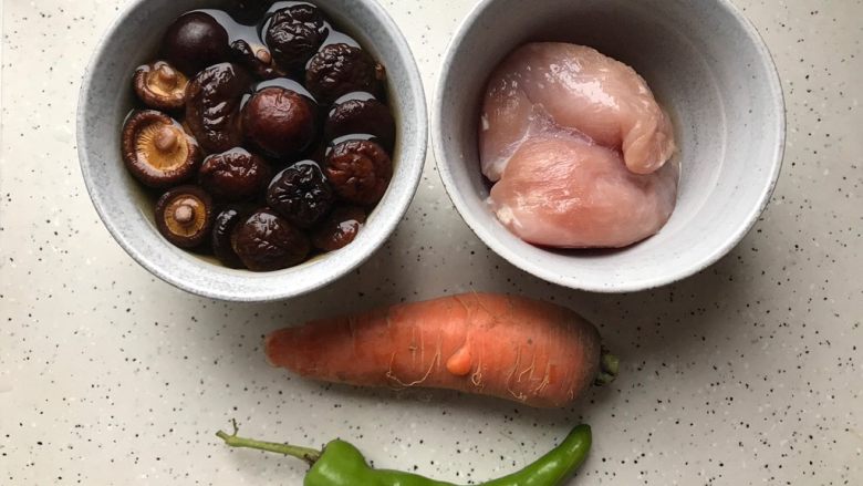 蚝油胡萝卜香菇杭椒炒鸡丝,首先我们准备好所有食材