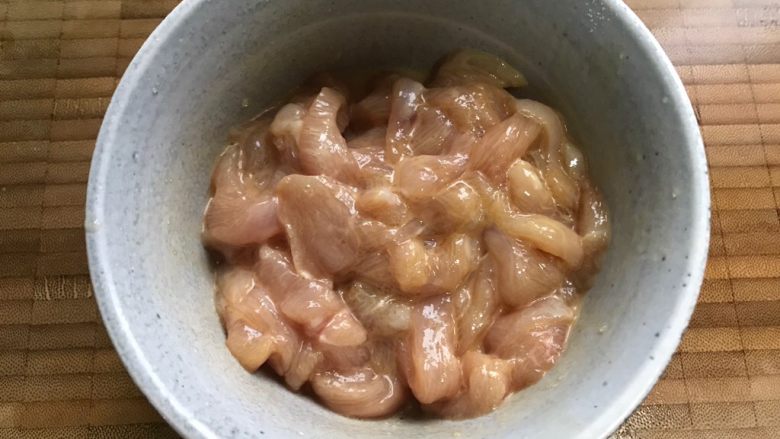 蚝油胡萝卜香菇杭椒炒鸡丝,抓均匀,腌制,备用