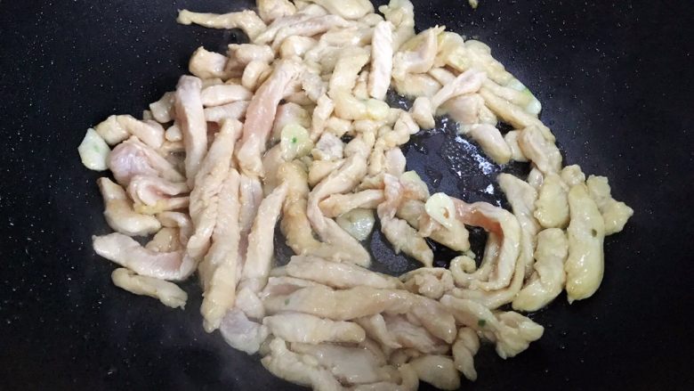蚝油胡萝卜香菇杭椒炒鸡丝,转中大火,翻炒至鸡肉变色