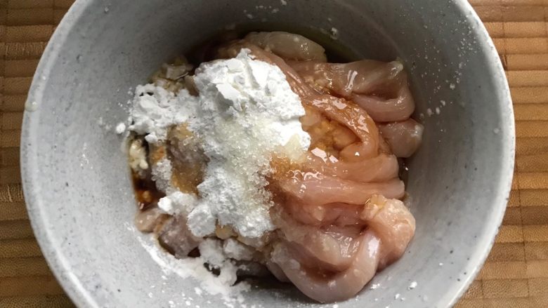 蚝油胡萝卜香菇杭椒炒鸡丝,加少许料酒,生抽,一小勺淀粉,一丢丢细砂糖,几滴食用油