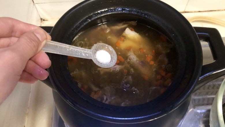 晚来天欲雪,能饮一碗无➕山药玉竹红芸豆土鸡汤,关火前根据个人口味加入少许食盐调味即可,喜欢的朋友也可以加点白胡椒粉