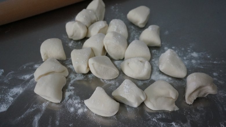 抱蛋牛肉茴香煎饺,分成均匀小剂子,我分了21个