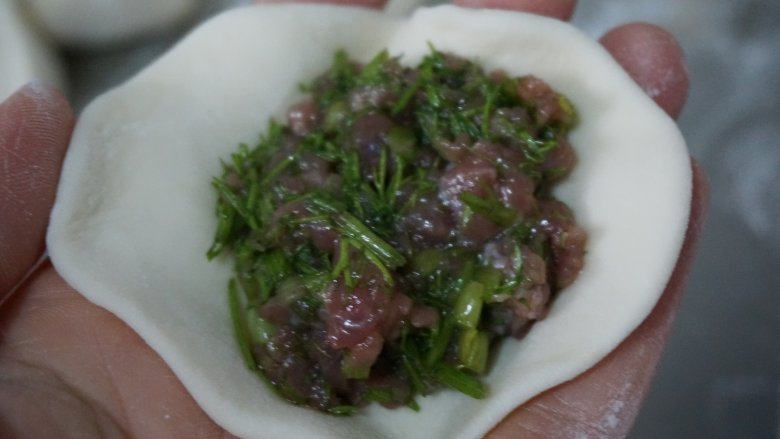 抱蛋牛肉茴香煎饺,放入馅包起来