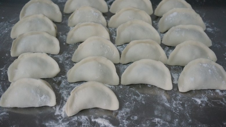 抱蛋牛肉茴香煎饺,排排站