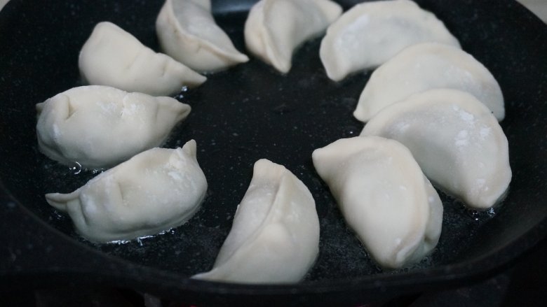 抱蛋牛肉茴香煎饺, 呈圆形依次排入（我这里用了10个饺子，剩下的可以速冻起来）