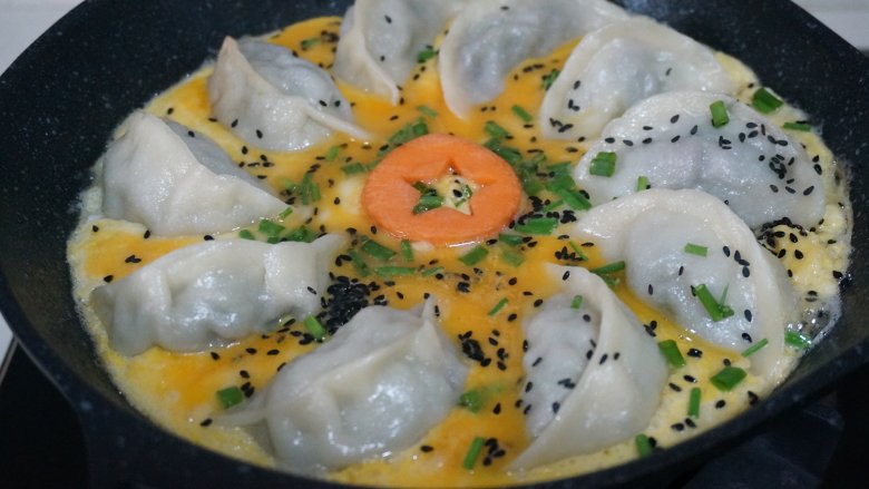 抱蛋牛肉茴香煎饺,撒葱花,等蛋液凝固就OK