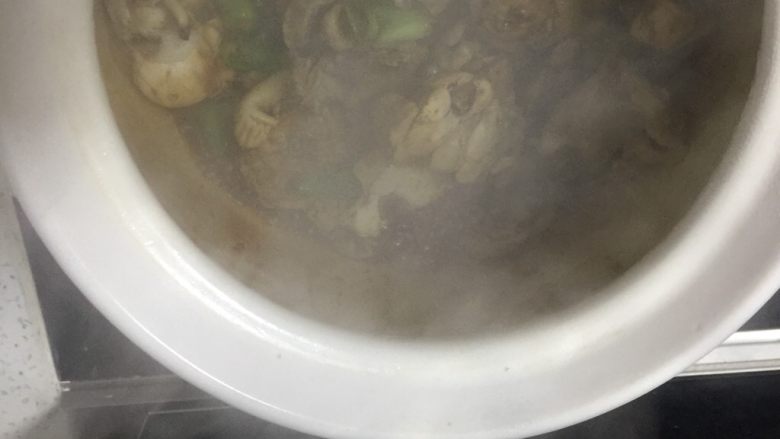 白萝卜炖鸡,将鸡块加入砂锅炒香后加入鸡汤、盐、味极鲜、老抽、料酒慢炖