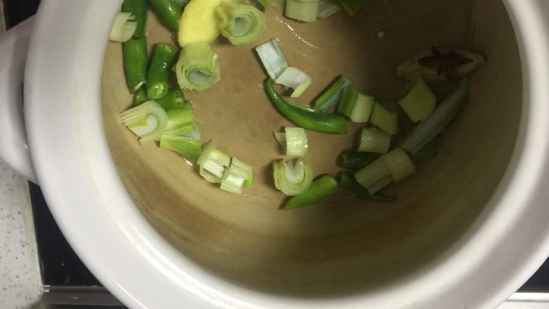 白萝卜炖鸡,砂锅热油，将葱姜蒜青椒炒出香味。
