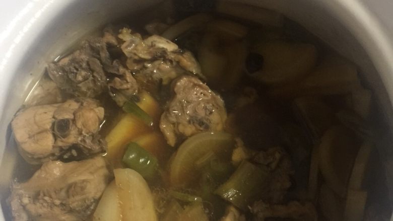 白萝卜炖鸡,鸡肉有点烂后加入白萝卜继续炖煮，炖烂后出锅