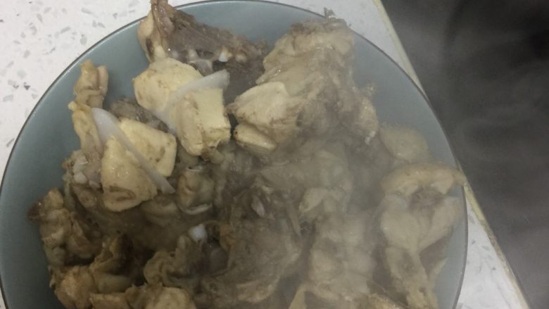 白萝卜炖鸡,鸡剁成块，焯水备用