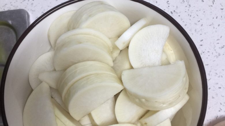 白萝卜炖鸡,<a style='color:red;display:inline-block;' href='/shicai/ 26'>白萝卜</a>切片备用