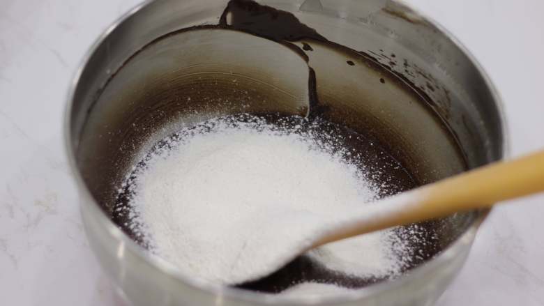 秋冬能量甜点—布朗尼,筛入低筋面粉,翻拌至略有干粉