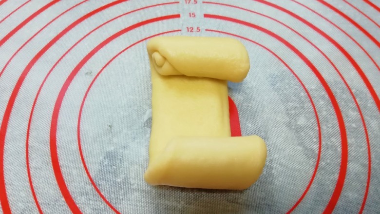甜味面包卷, 继续压扁擀开成牛舌状,从两头往中间卷起。