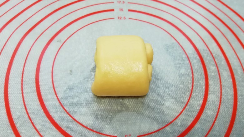 甜味面包卷, 卷好以后翻过来放,一个面包卷就做好了,依次做好剩下的面包卷。