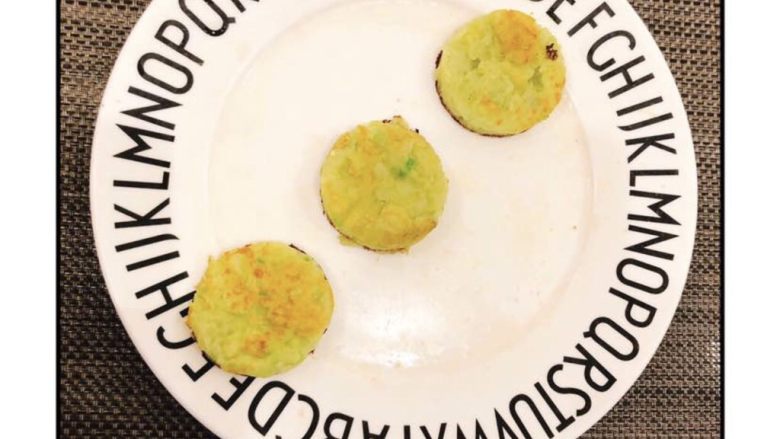 百变水果 牛油果“玛卡龙”,用模具压出形状即可!