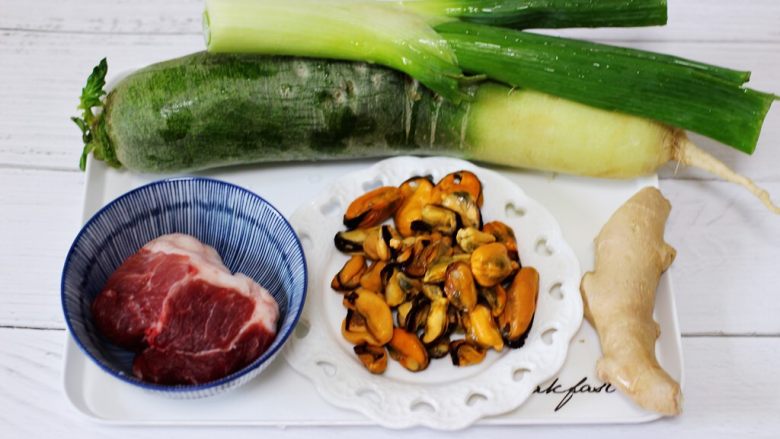 胶东半岛的猪肉萝卜海虹麦穗包,现在准备包子的食材,青口我是提前洗净后煮熟扒出来的肉。